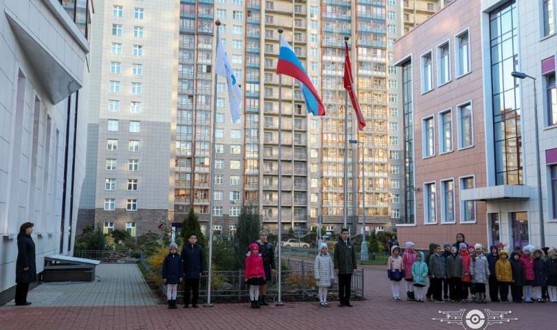 Новая учебная неделя в ИТШ № 777 началась с торжественного подъёма флага России